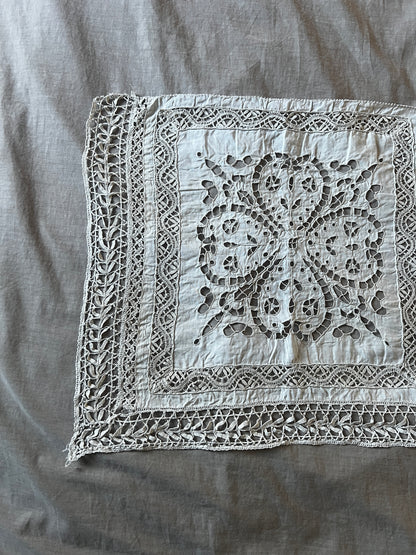 レースと刺繍の飾り布