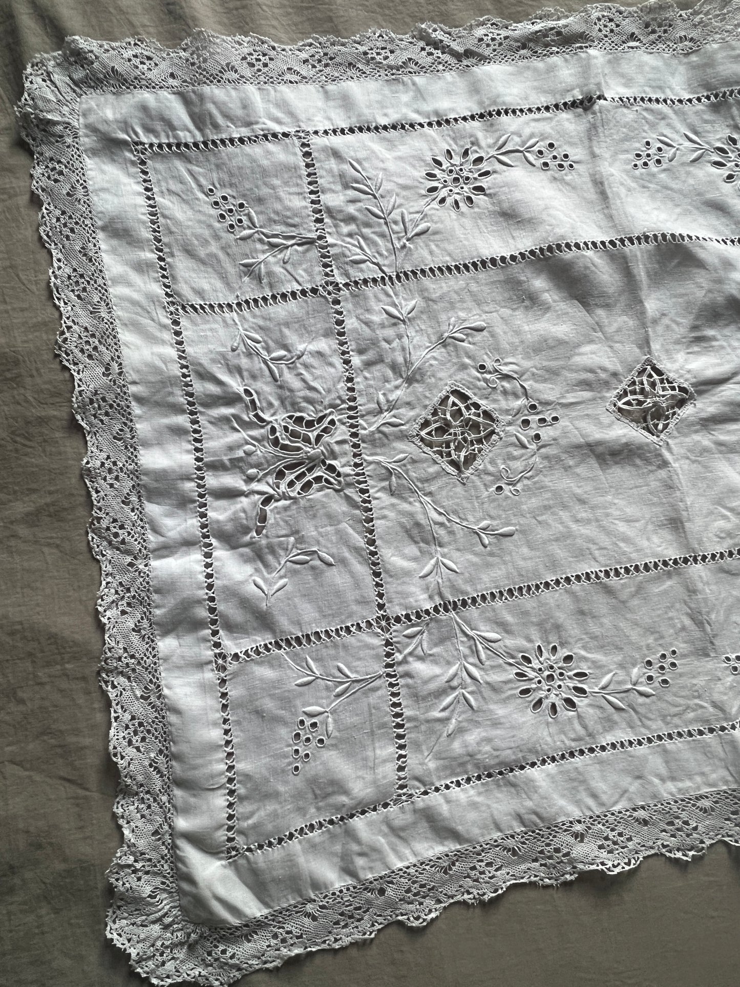 レースと刺繍のクロス