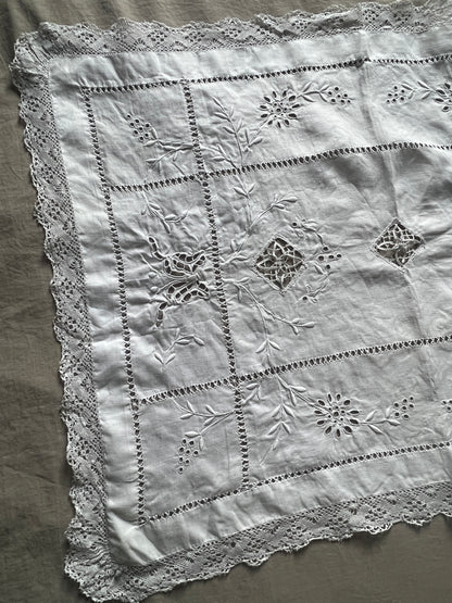 レースと刺繍のクロス