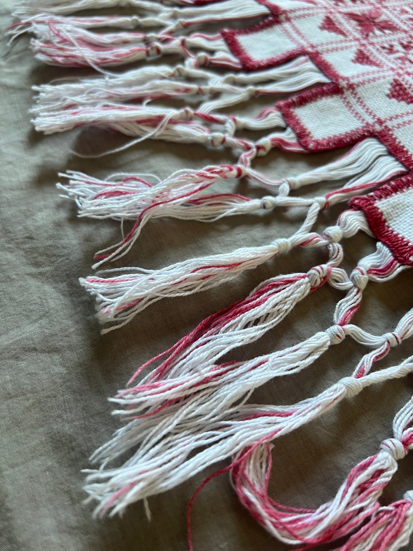 赤糸刺繍のクロス