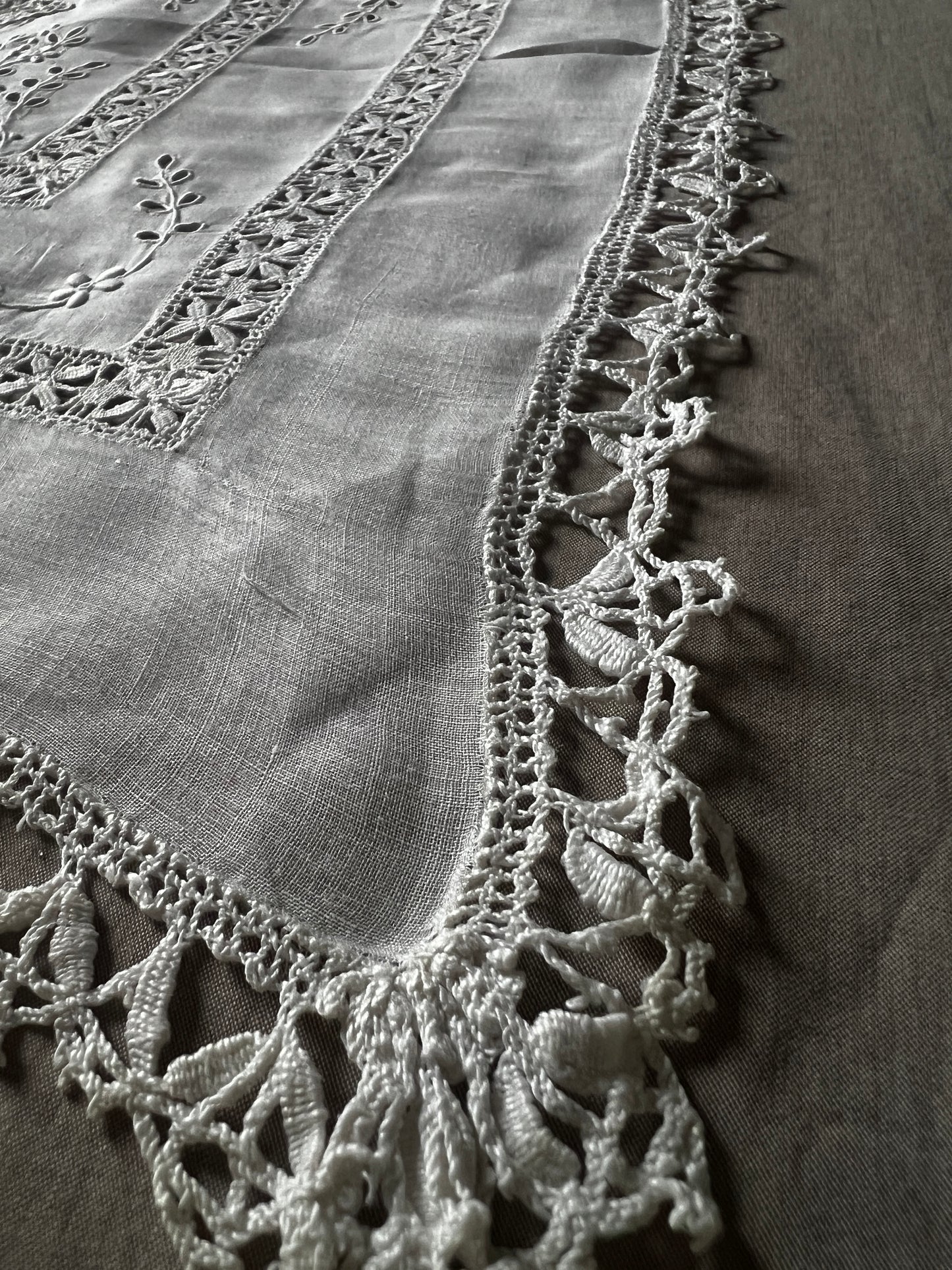 刺繍とレースのクロス