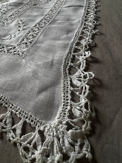 刺繍とレースのクロス