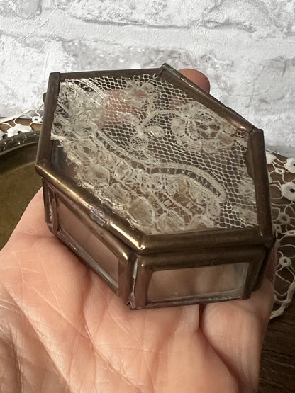 レースのガラス製ボックス