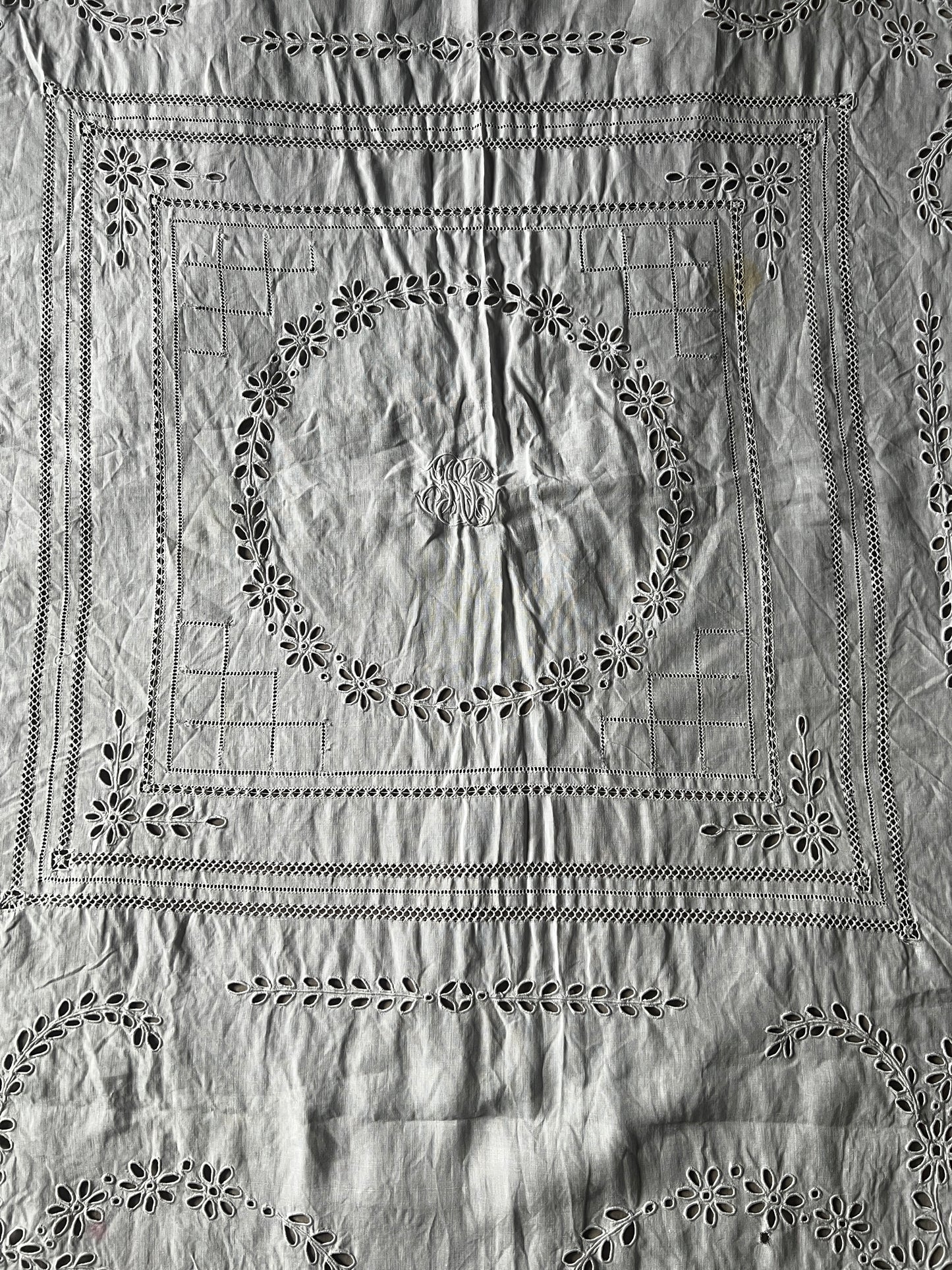 モノグラム刺繍カットワーククロス