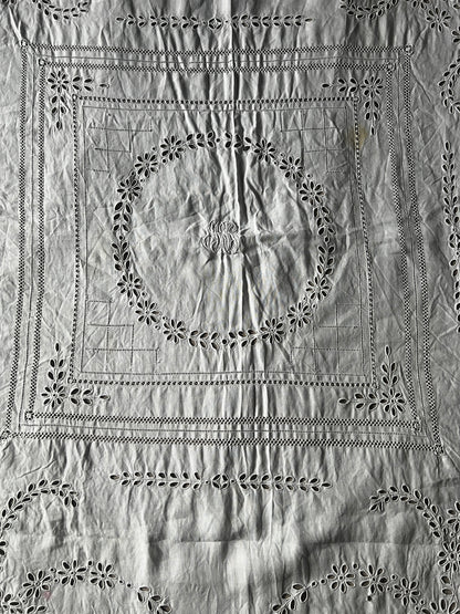 モノグラム刺繍カットワーククロス