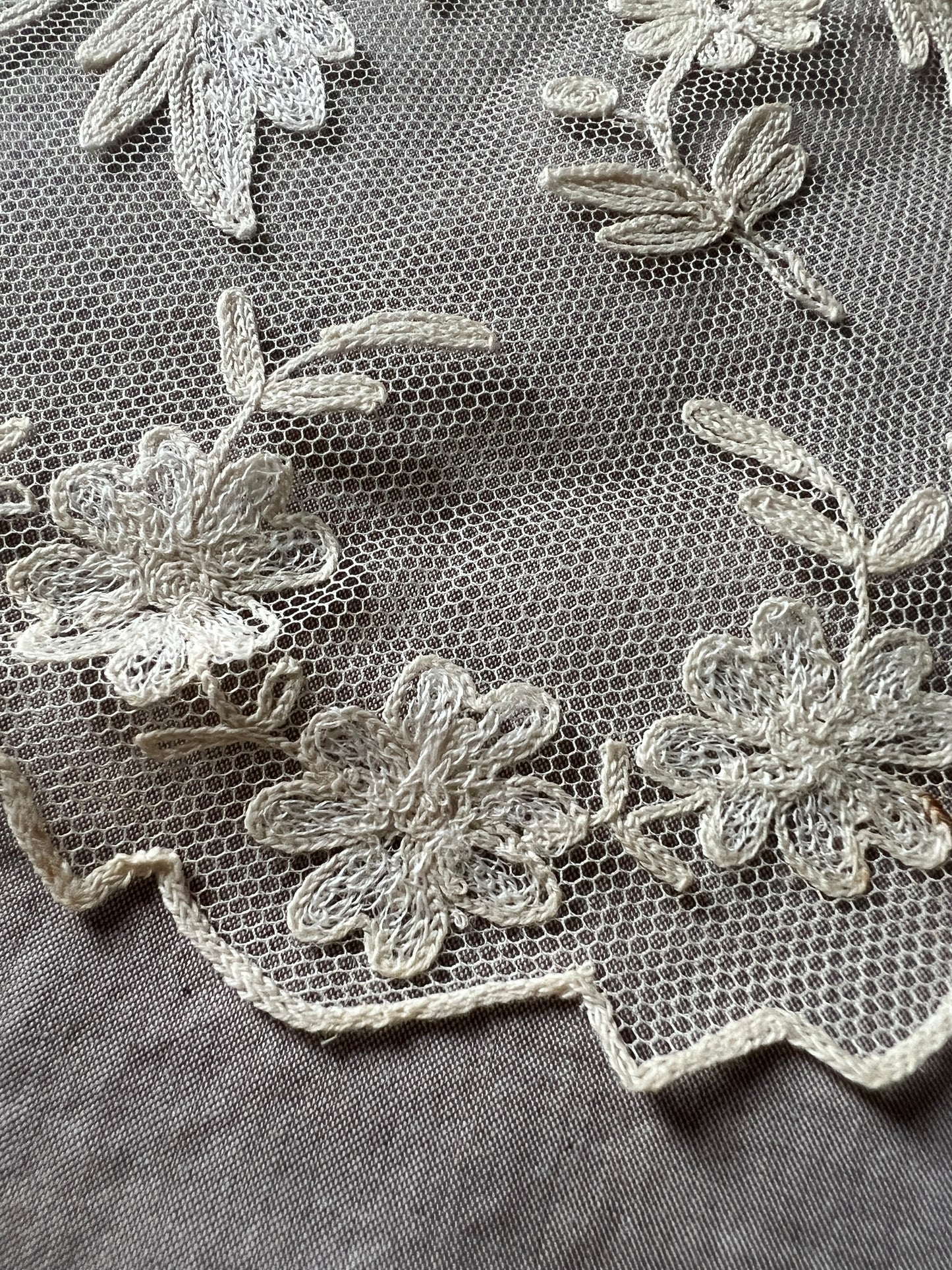 チュール刺繍レースのラペット