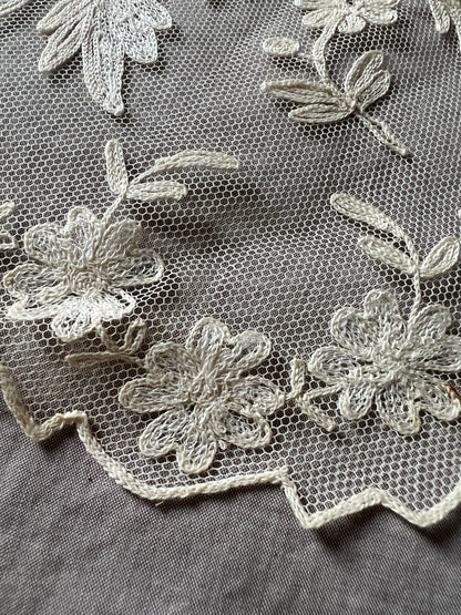チュール刺繍レースのラペット