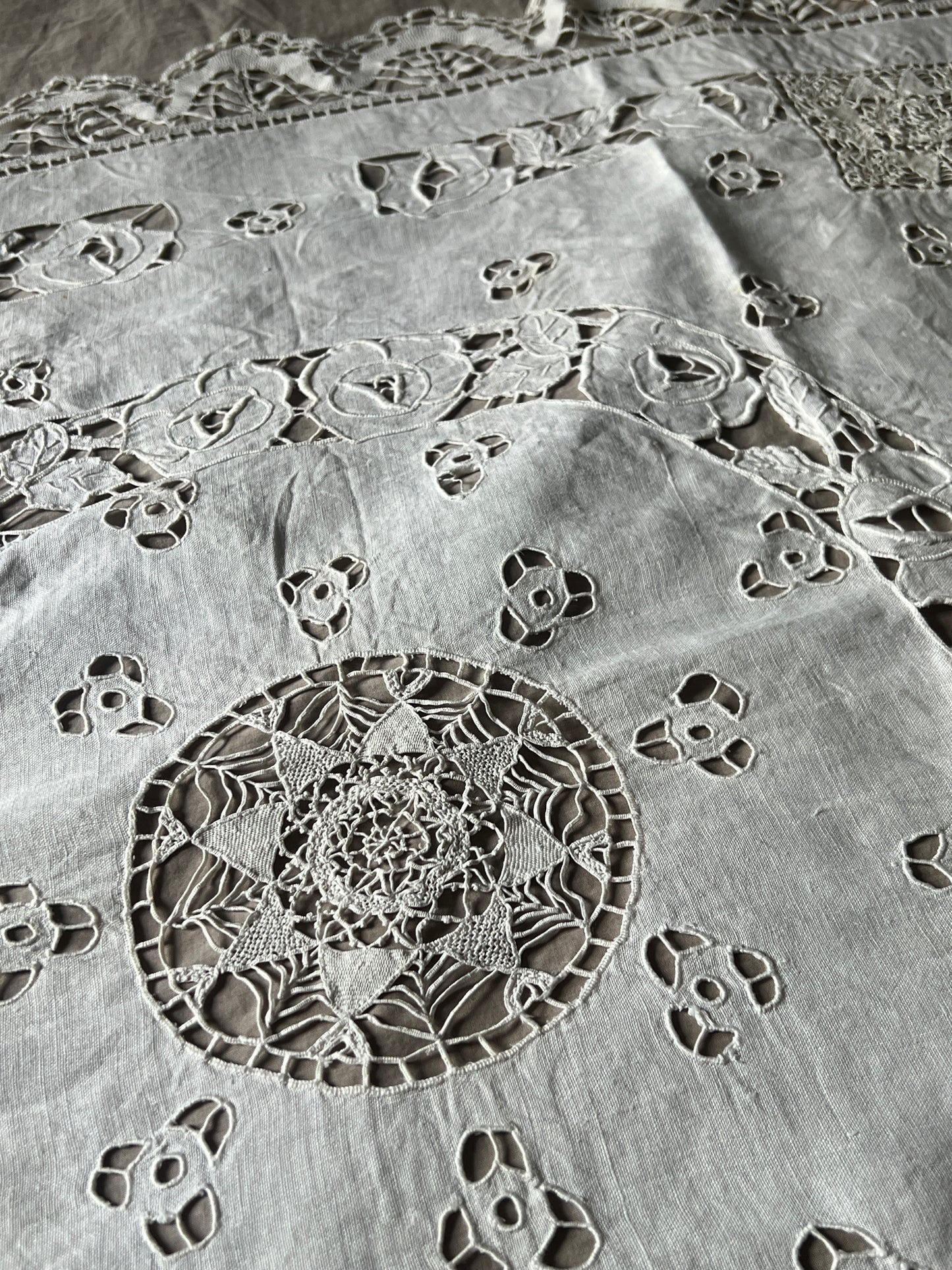 レースと刺繍の大判クロス
