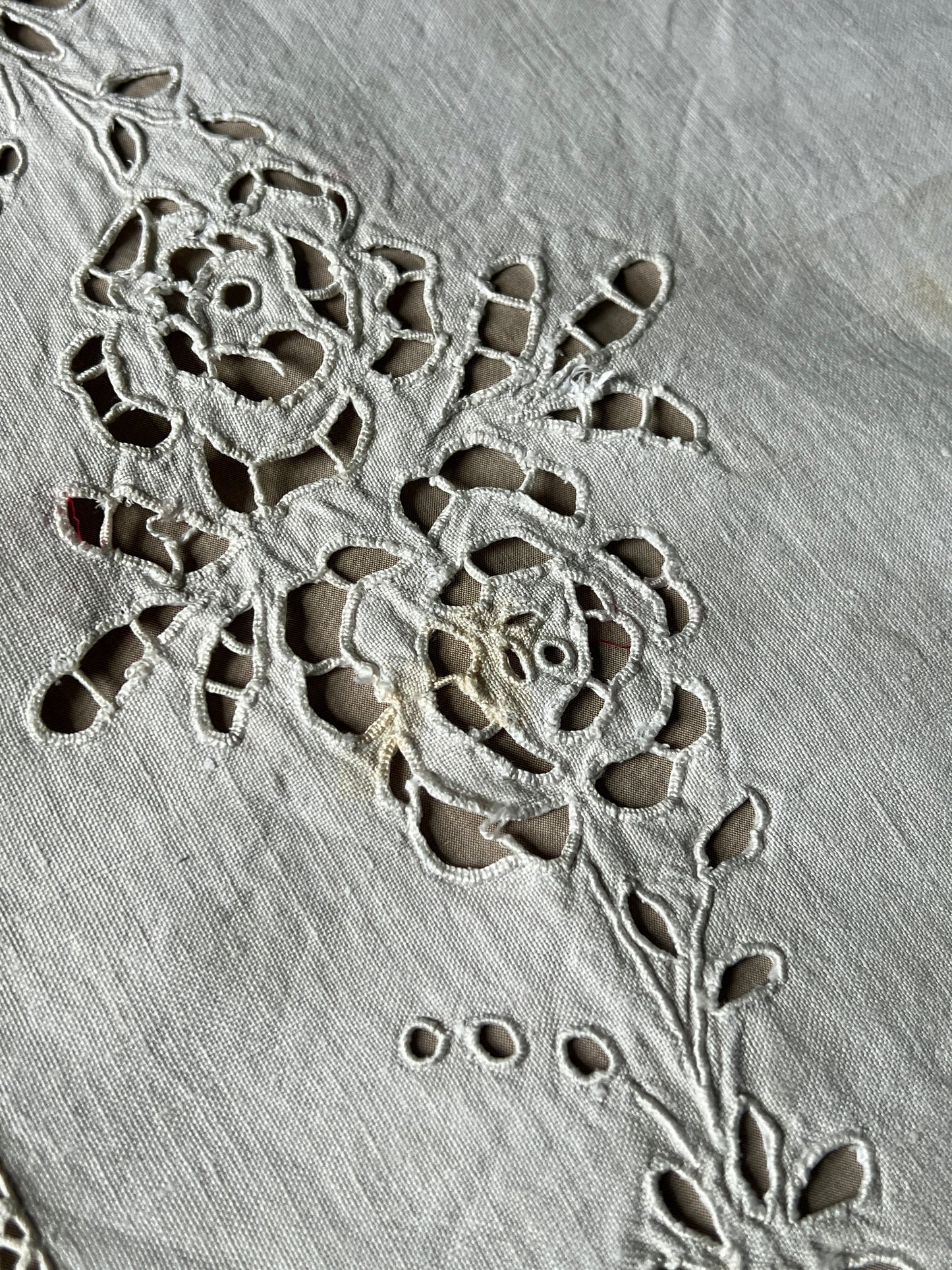 カットワーク刺繍テーブルセンター