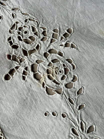 カットワーク刺繍テーブルセンター