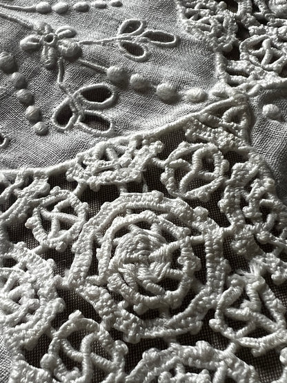 刺繍とレースのクロス