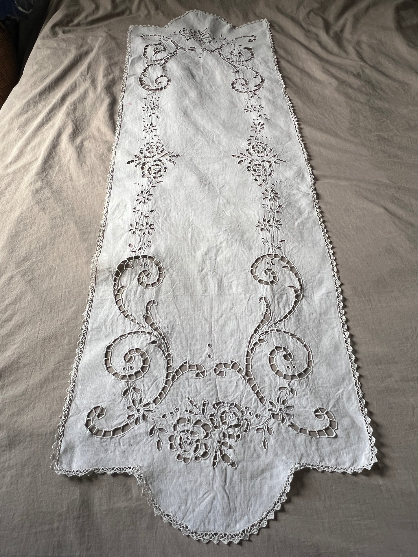 カットワーク刺繍テーブルセンター