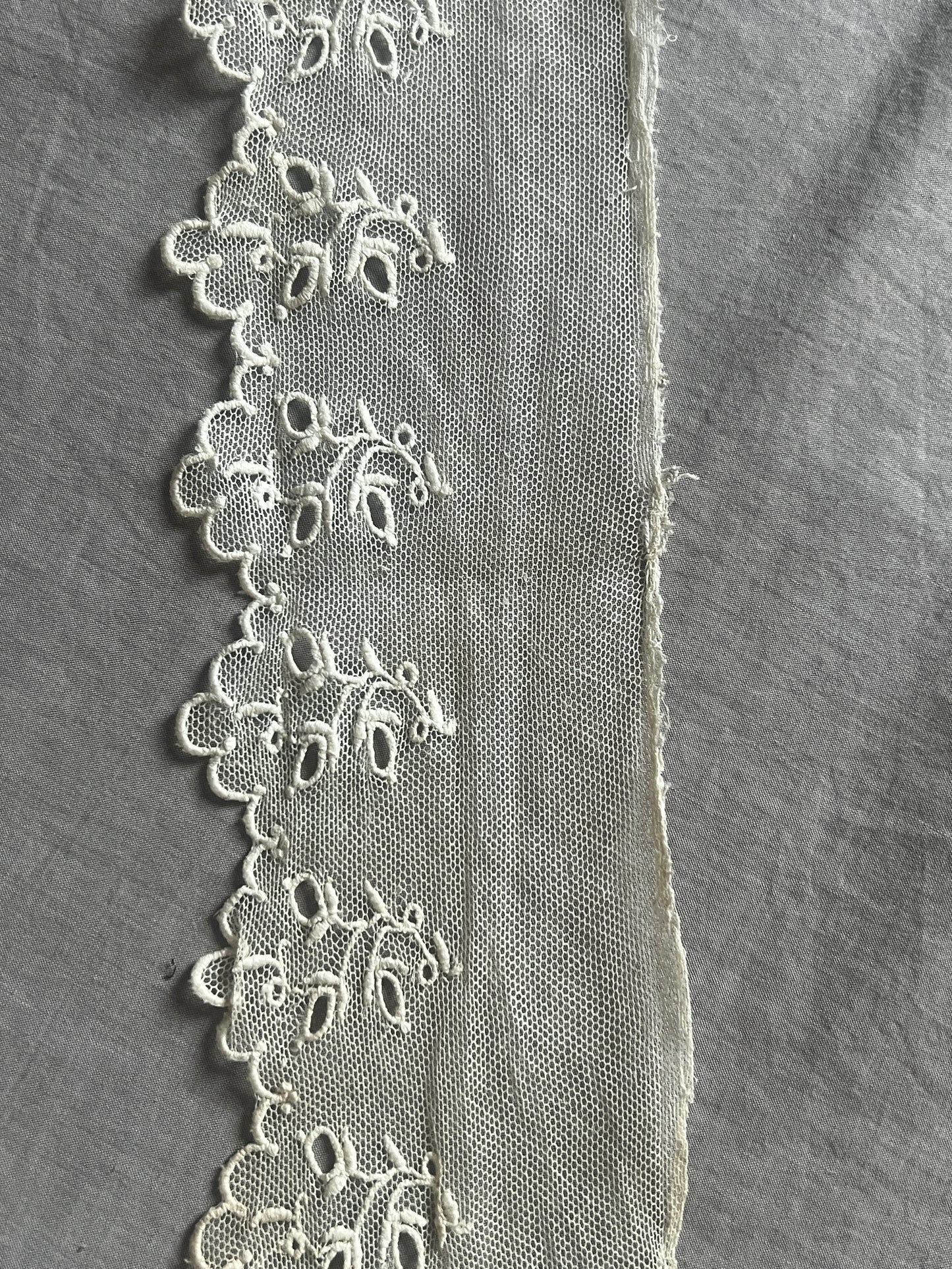 チュール刺繍レース