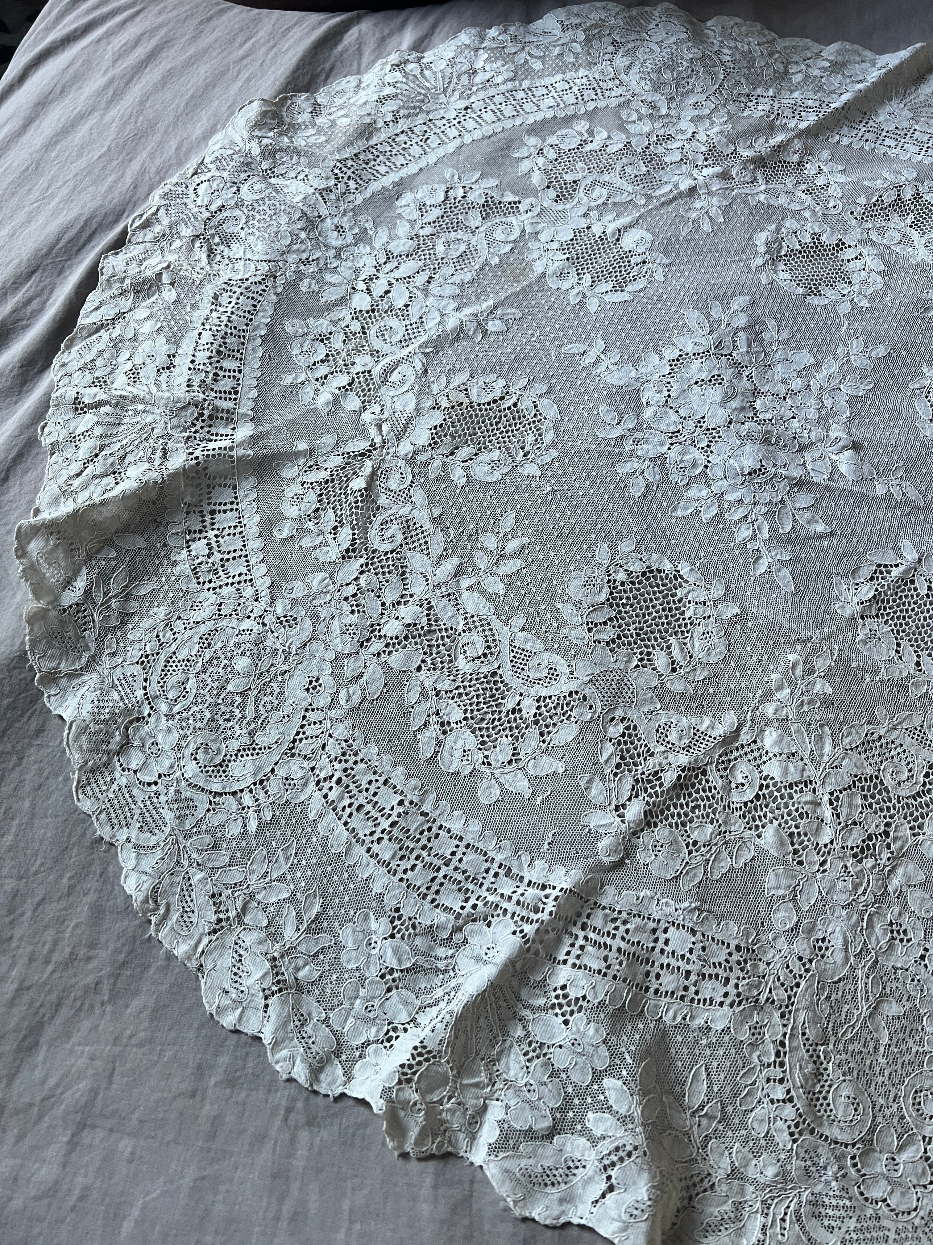 アンティークレース円形クロス – France Antique 銀色アンティーク