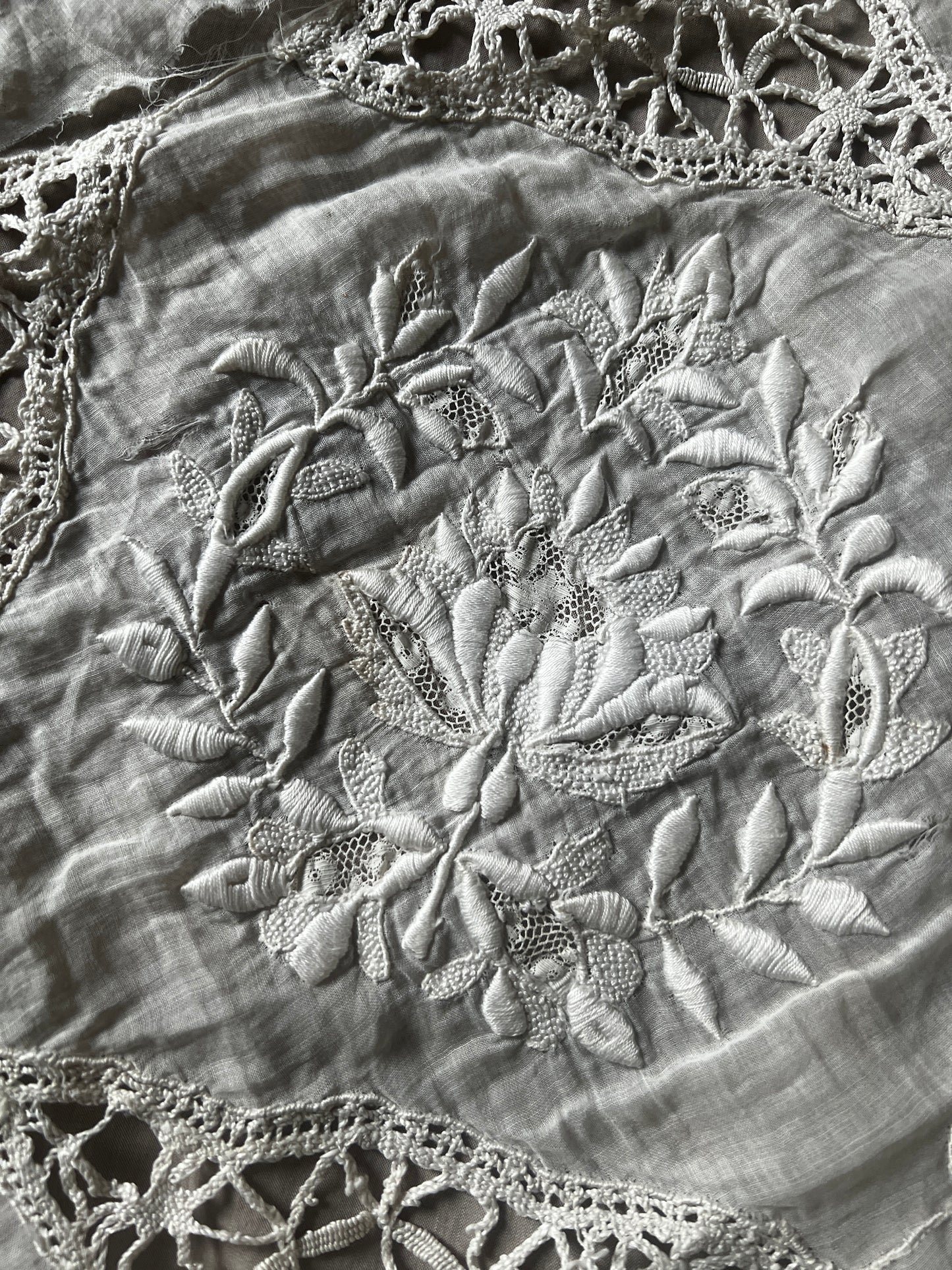 ★刺繍とレースの円形クロス(ダメージ)