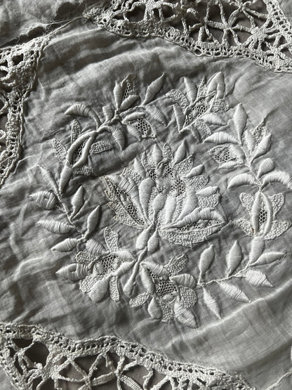 ★刺繍とレースの円形クロス(ダメージ)