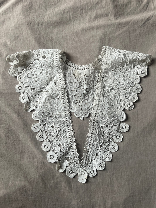 レースと刺繍の飾り襟