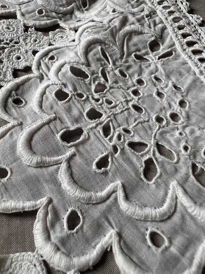 レースと刺繍の飾り襟