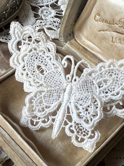 レースパピヨンブローチ