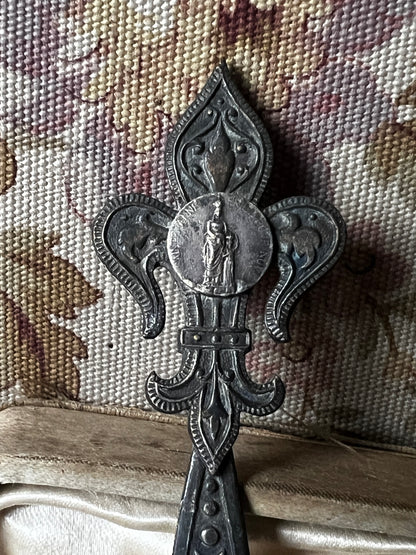 百合紋章型メダイ付きパーツ