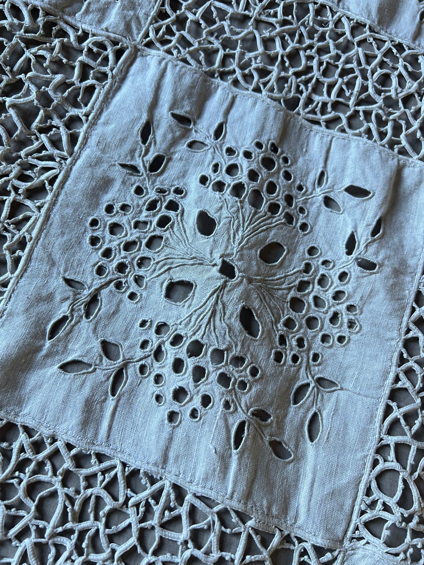 レースと刺繍のテーブルセンター