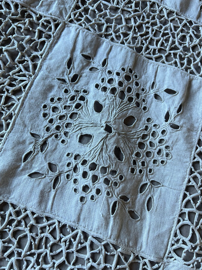 レースと刺繍のテーブルセンター