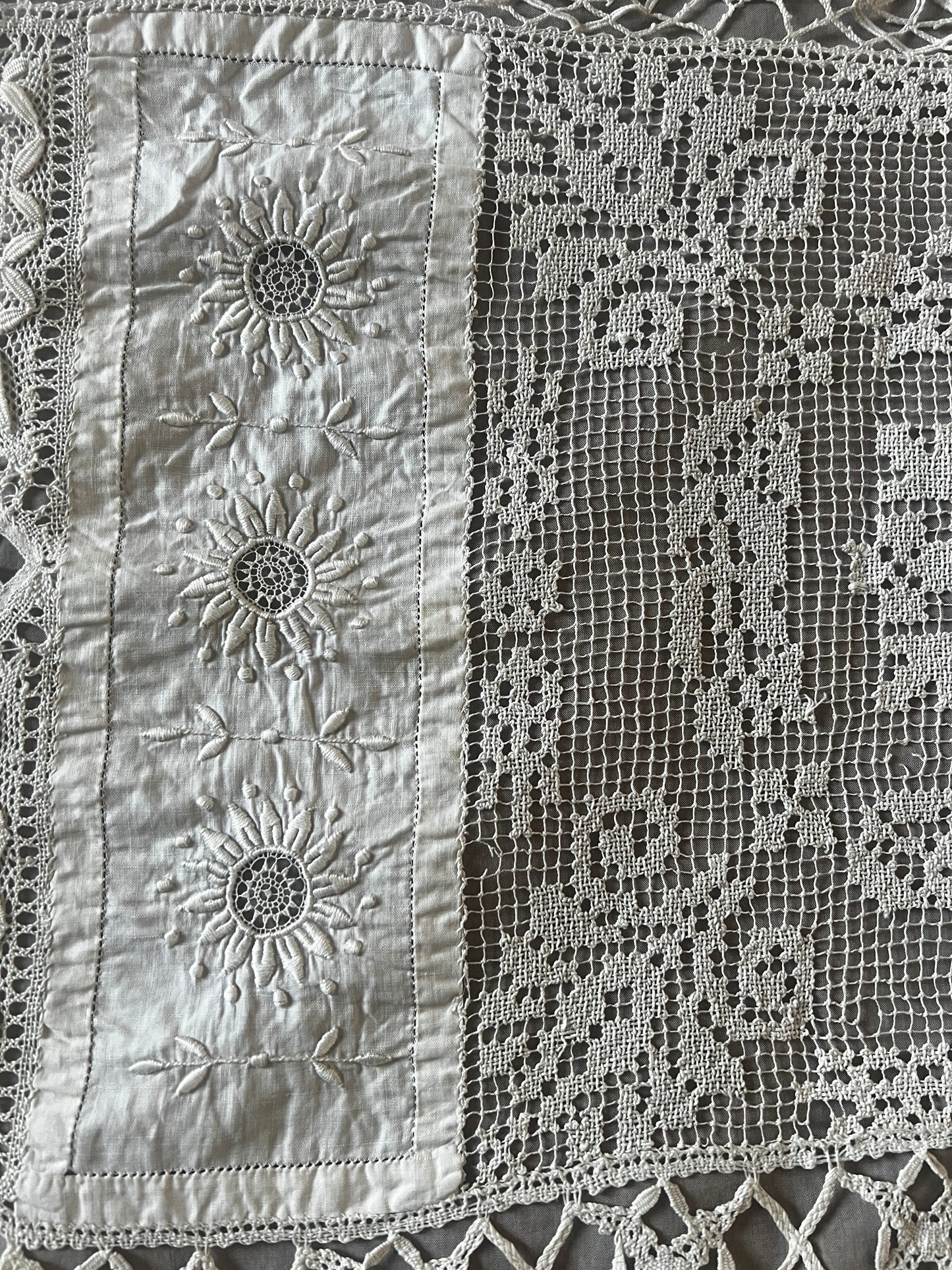 刺繍とレースの飾り布