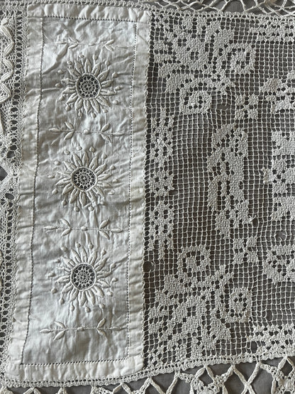 刺繍とレースの飾り布