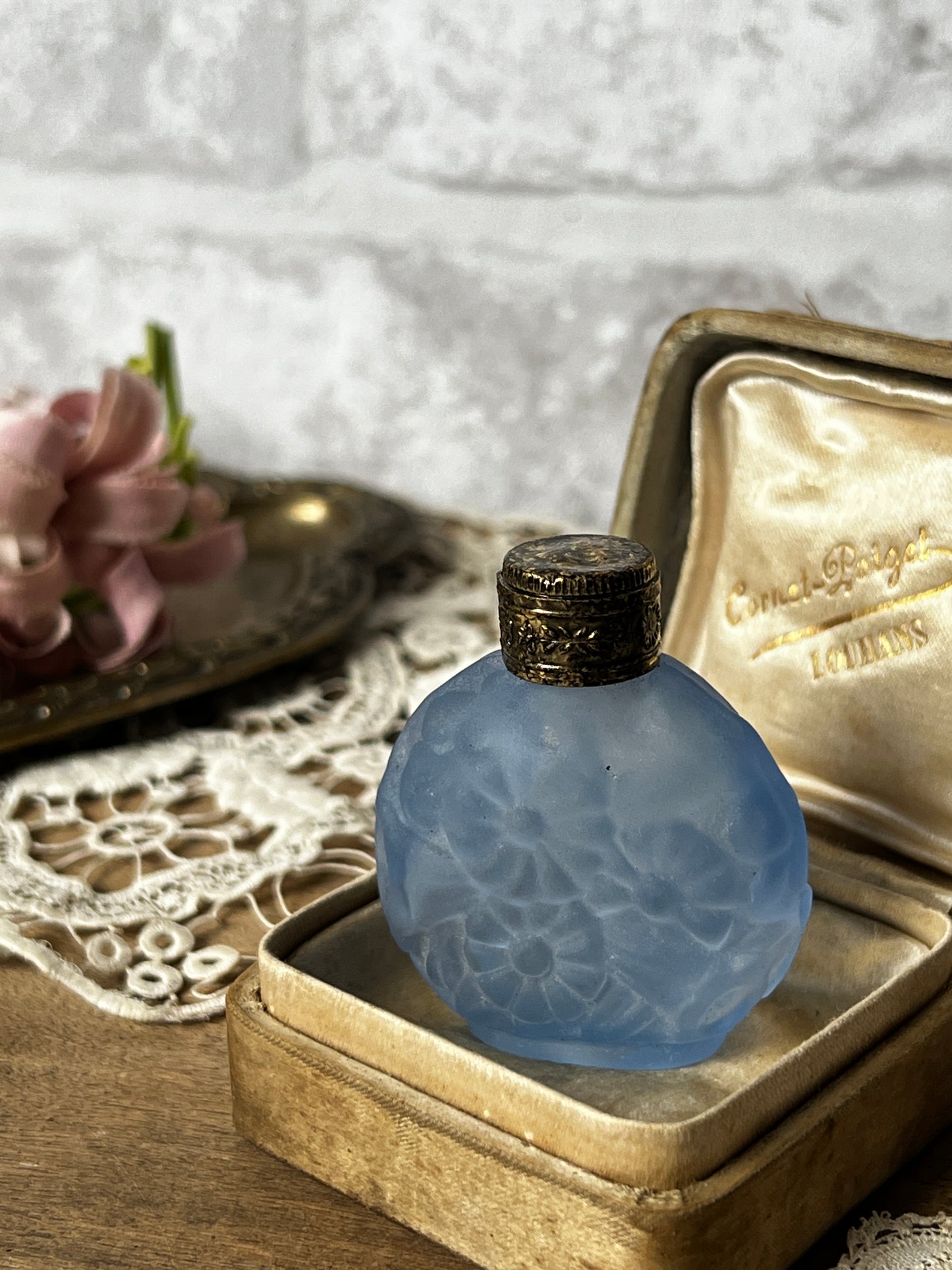 ★古い小瓶(ブルーマット)