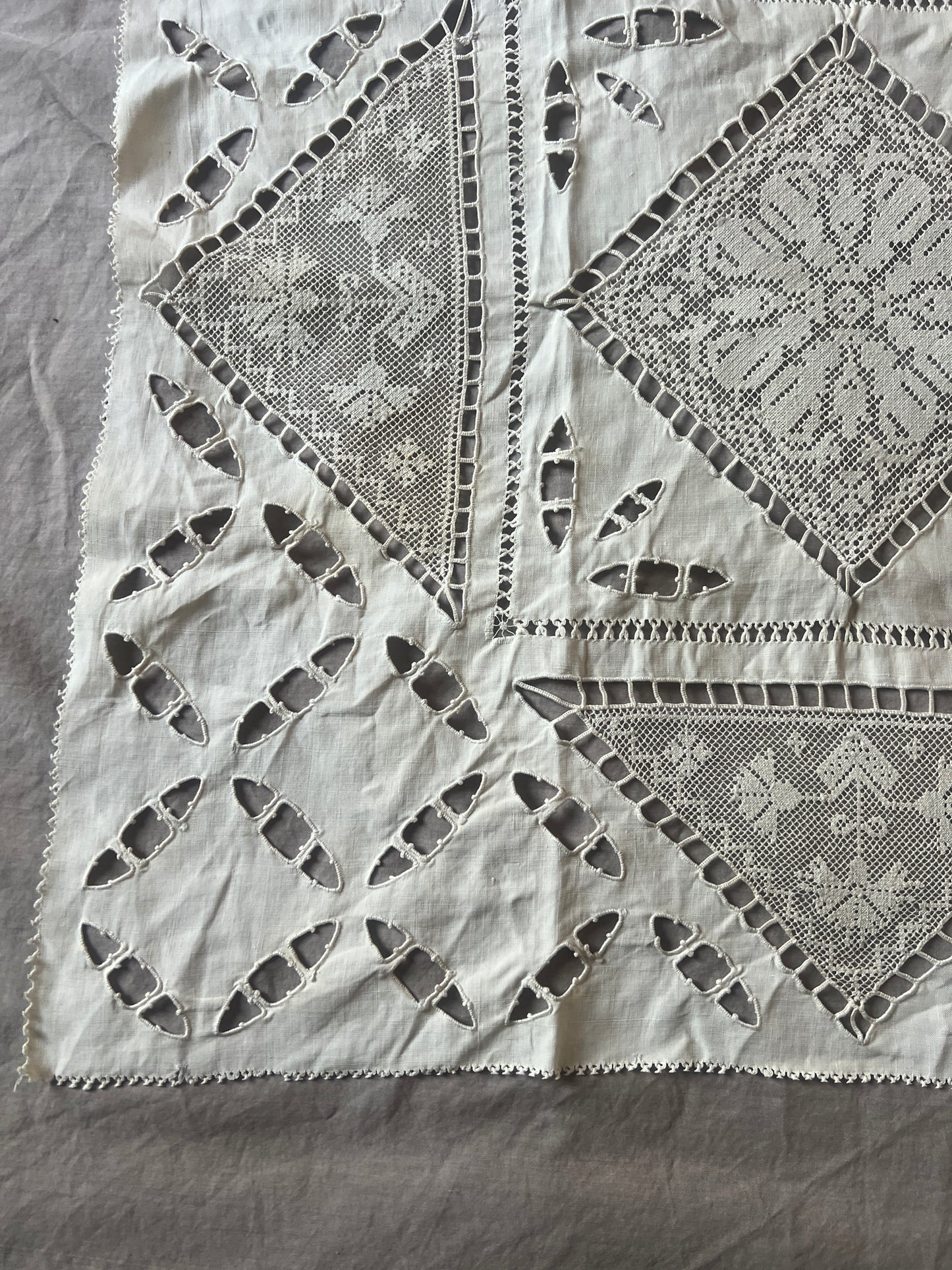 レースと刺繍の飾り布