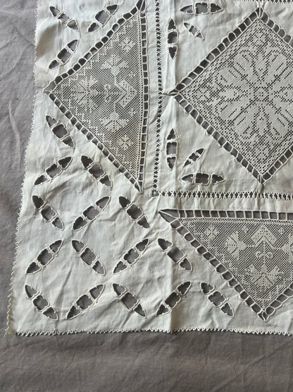 レースと刺繍の飾り布
