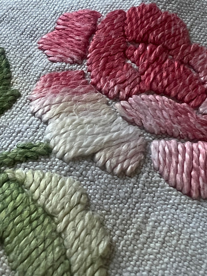 花の刺繍の棚飾り