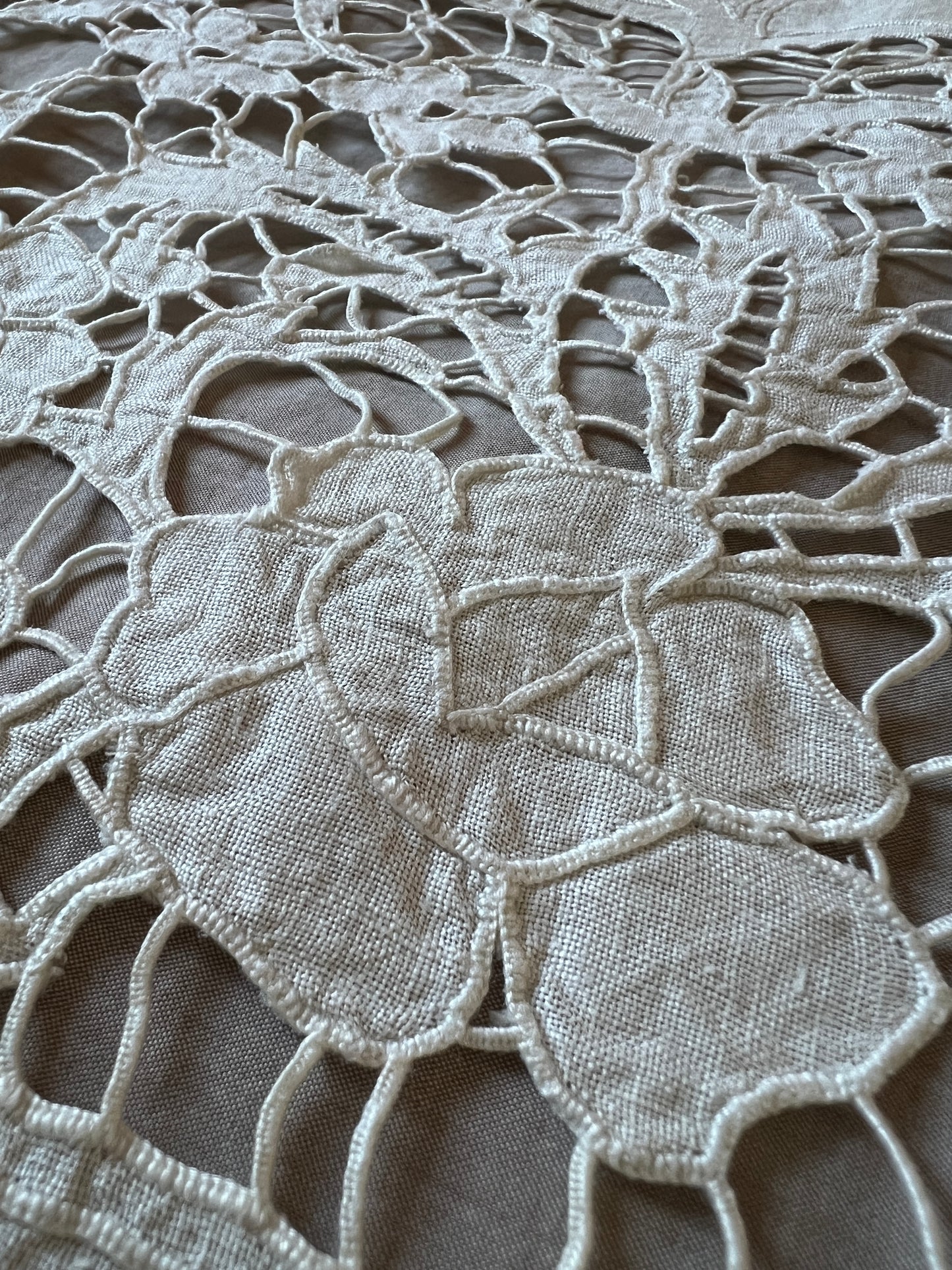 レースと刺繍のクロス
