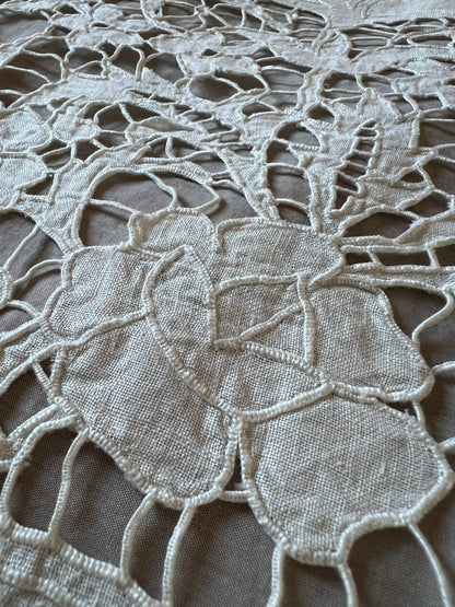 レースと刺繍のクロス
