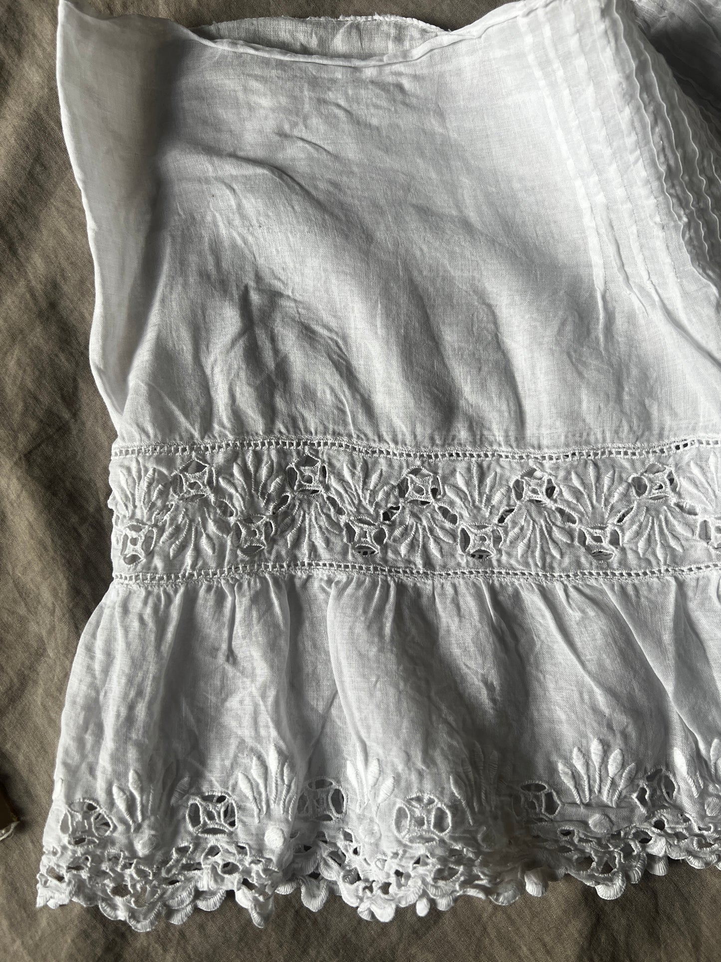 白刺繍のドレスパーツ