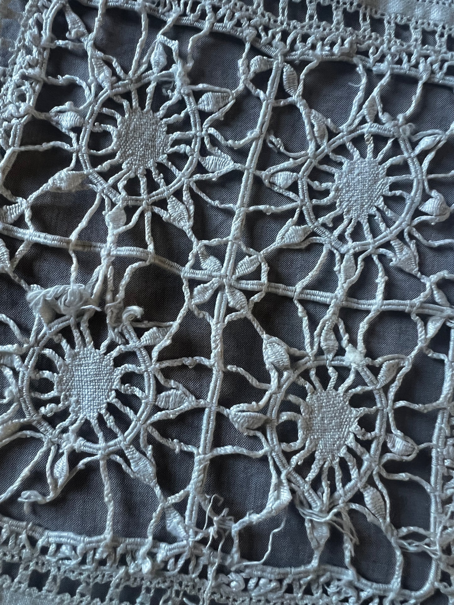 レースと刺繍の飾り布