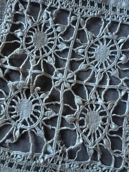 レースと刺繍の飾り布