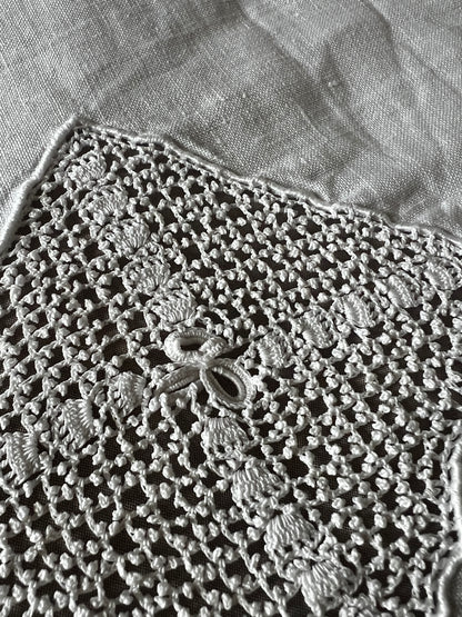 刺繍とレースの棚飾り