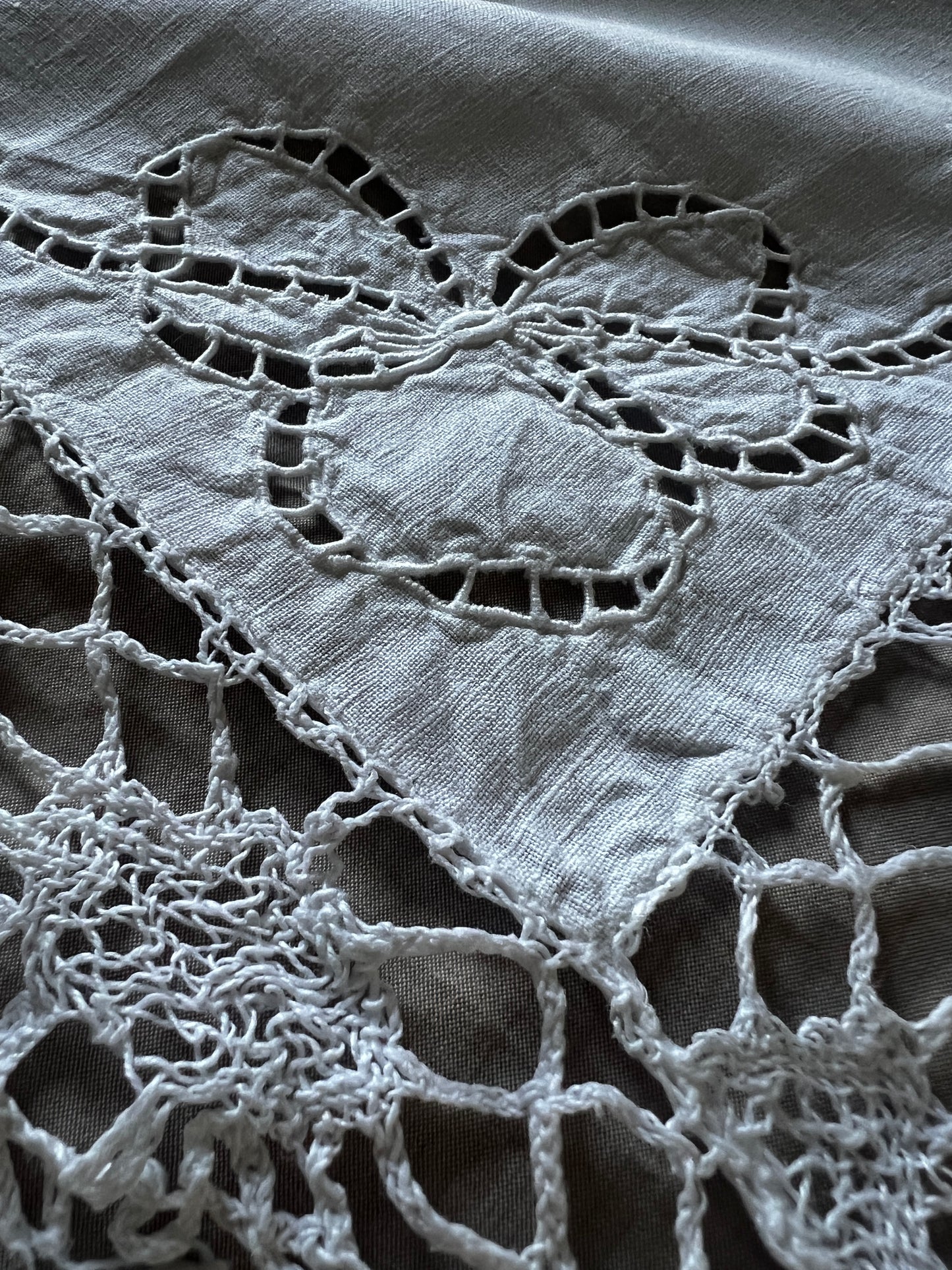 刺繍とレースの棚飾り