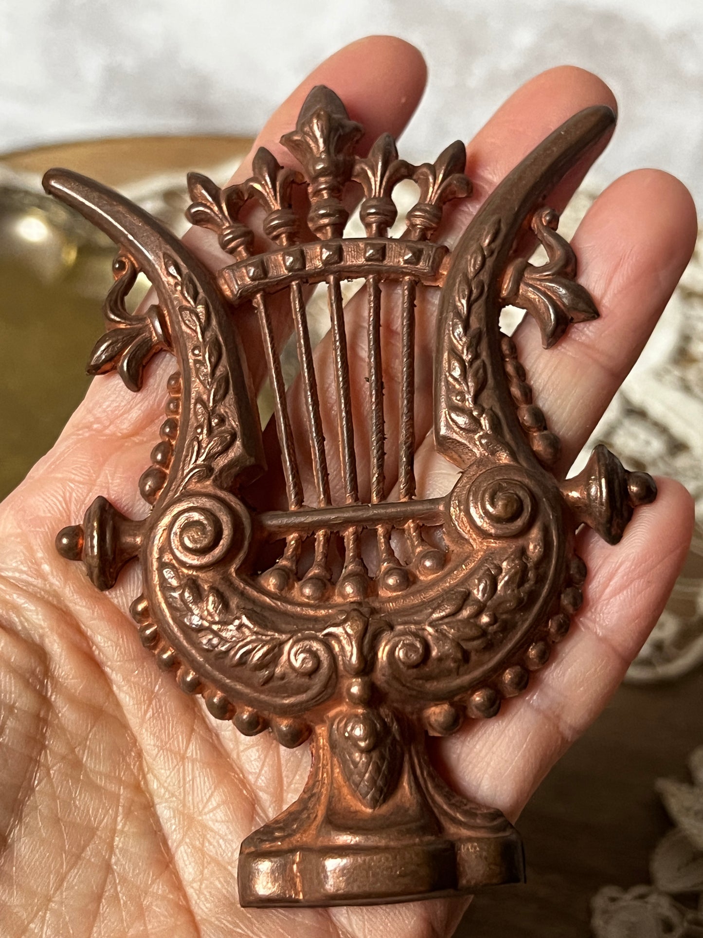 ブロンズ製竪琴のレリーフ