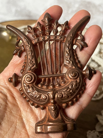 ブロンズ製竪琴のレリーフ