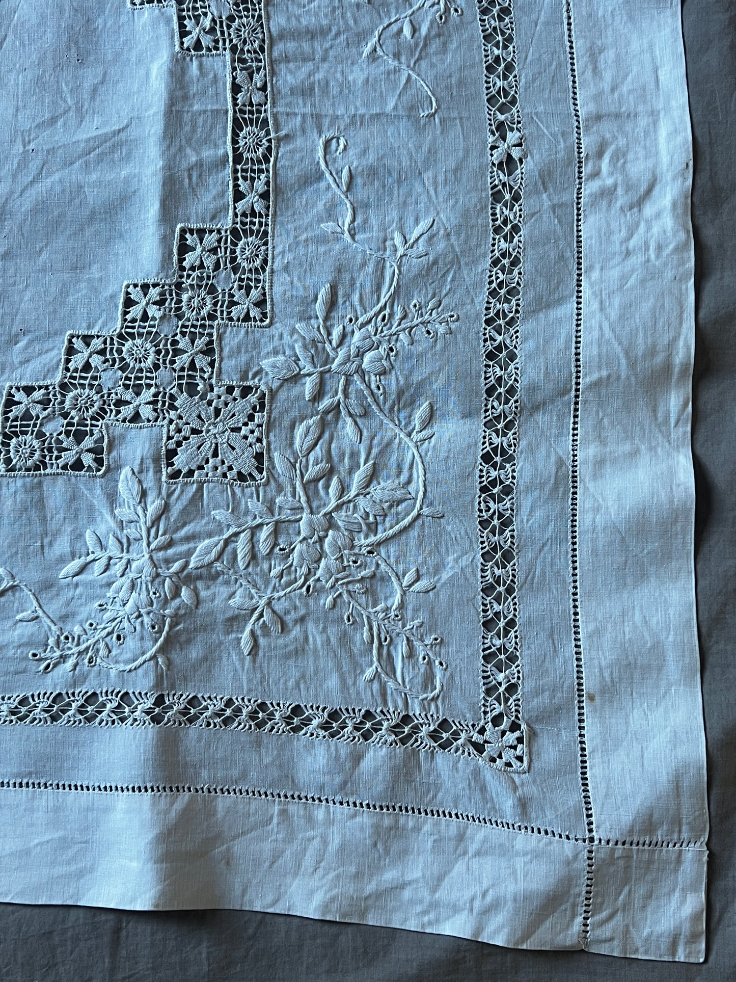 刺繍とレースのクロス