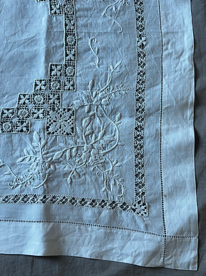 刺繍とレースのクロス