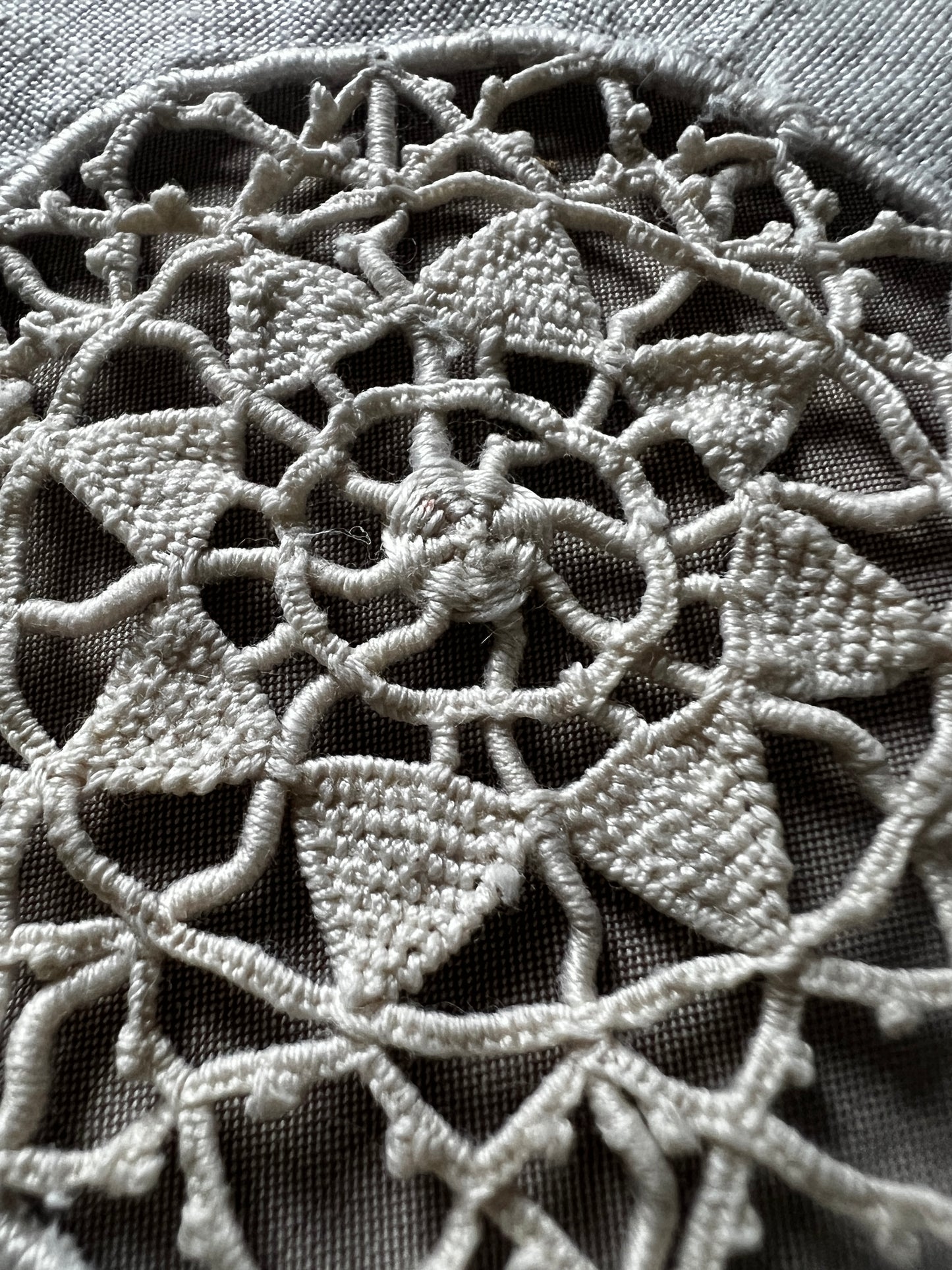 レースと刺繍の飾り布