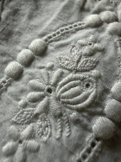 小花刺繍のベビー用ベッドリネン