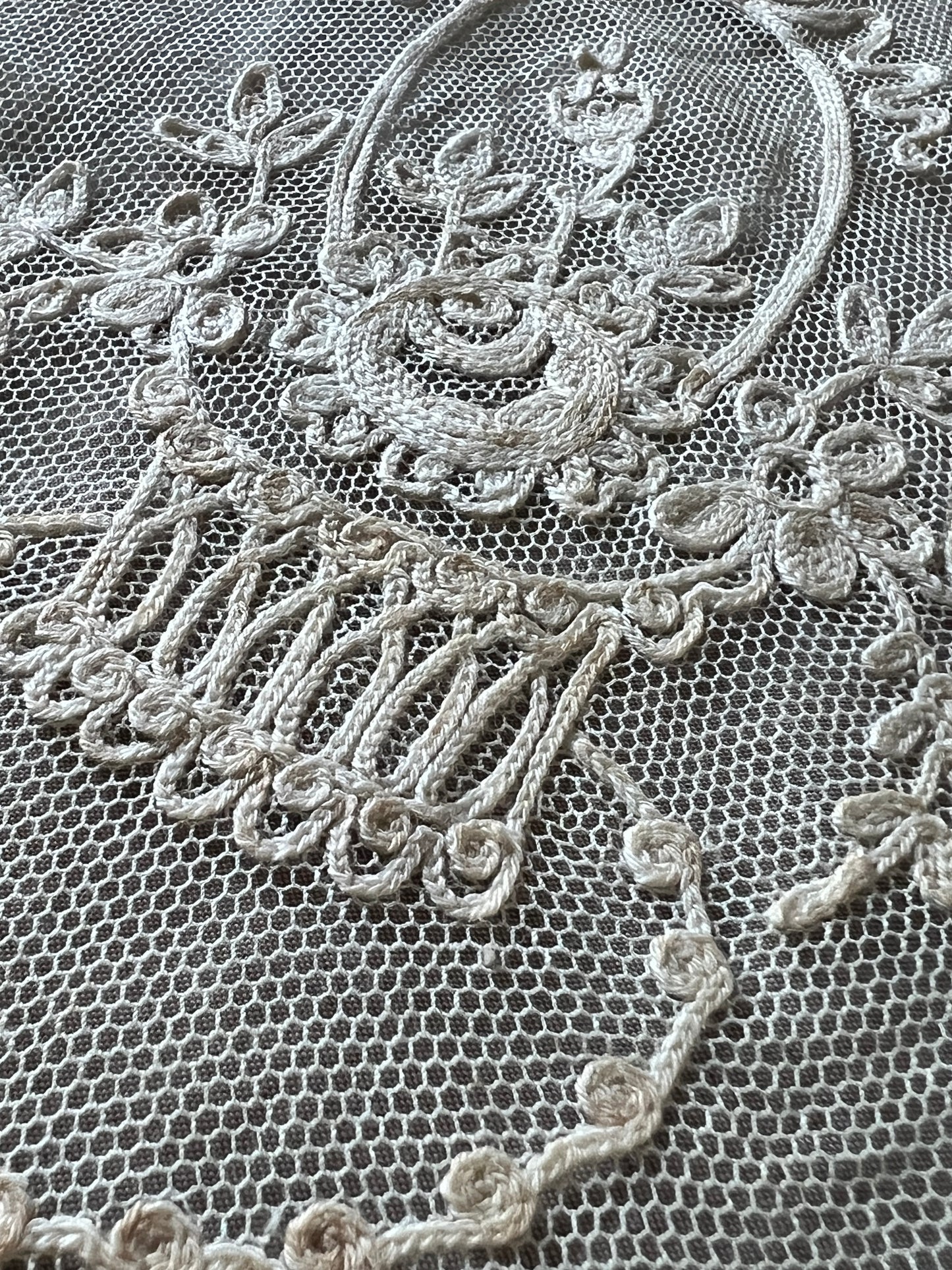 チュール刺繍レースのミニカーテン
