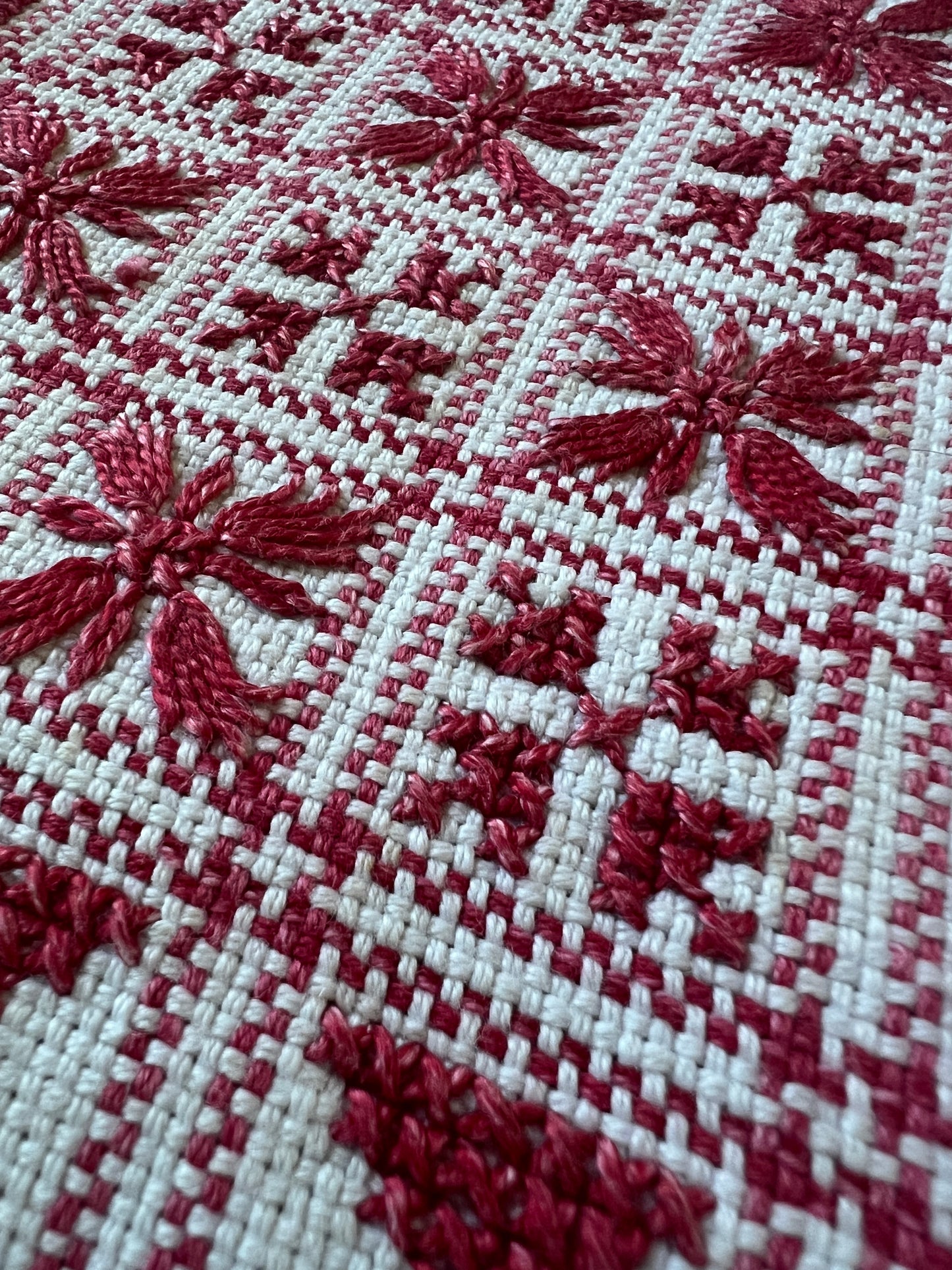 赤糸刺繍のクロス