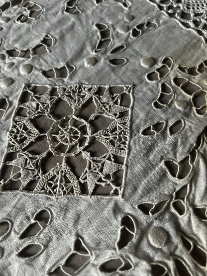 レースと刺繍の飾り布