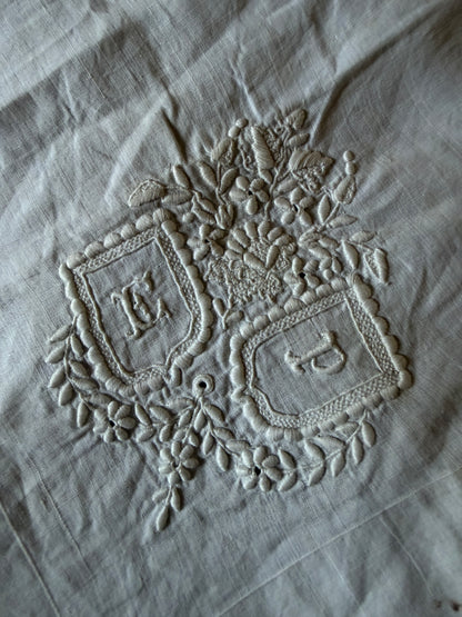 モノグラム刺繍ハンカチ