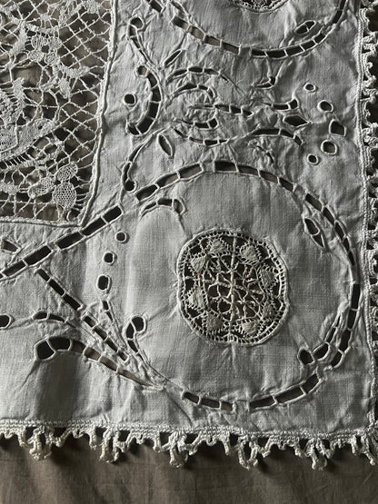 刺繍とレースの飾り布(鳥)